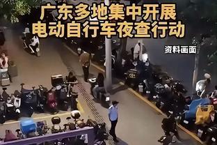 萨利和卡恩回到安联球场参加贝肯鲍尔追悼会，见面后握手拥抱